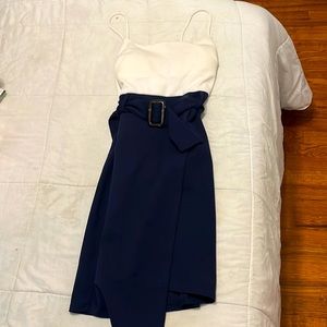 Im selling a Vntg tight dress. Size small with a belt included.